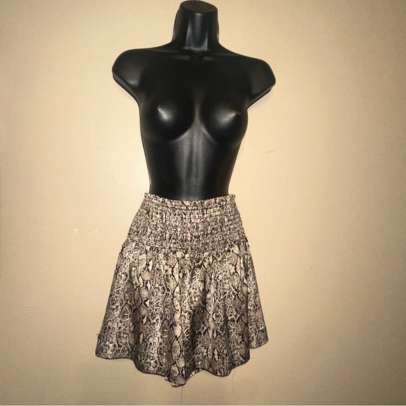 Women's python Print Shorts - Picture 1 of 5